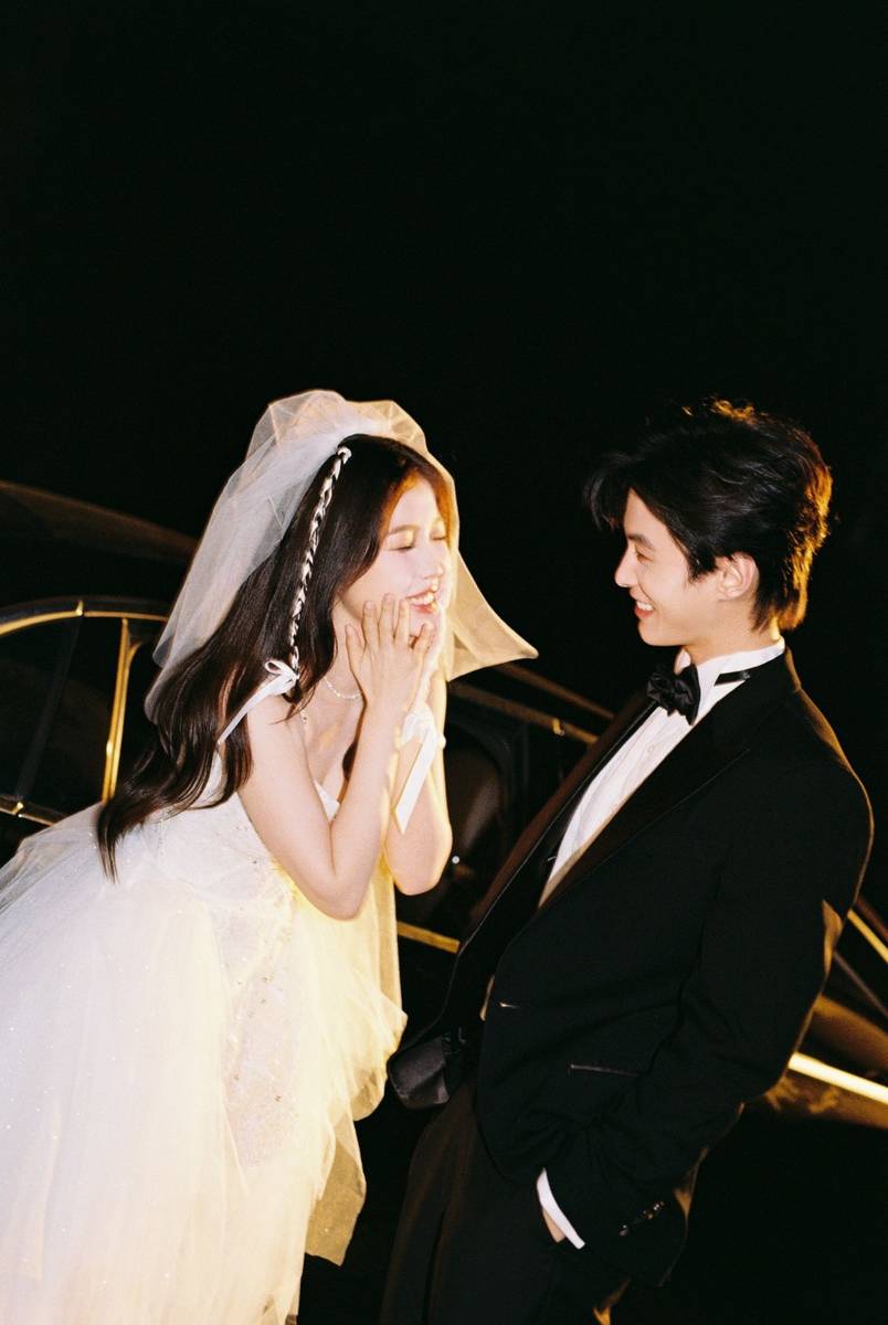 虞书欣何与晒婚纱照cp感拉满 亲昵贴贴画面养眼