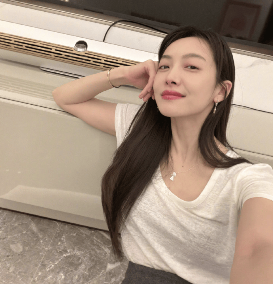 宋茜着简约白上衣神态柔和 长发轻扬随性自在