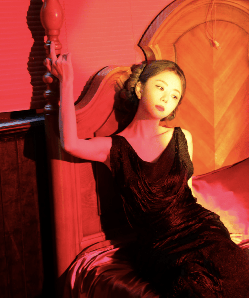 谭松韵复古盘发利落精致 光影下尽显明艳多变