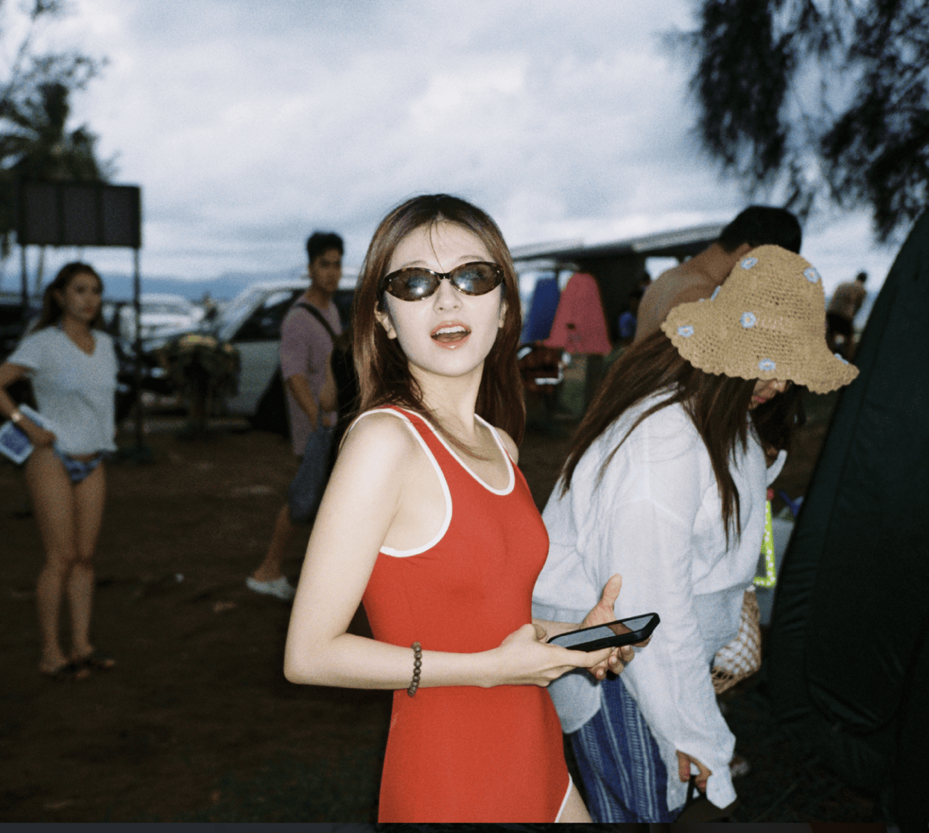 李兰迪穿红色泳衣身材吸睛 尽显盛夏的活力与明媚