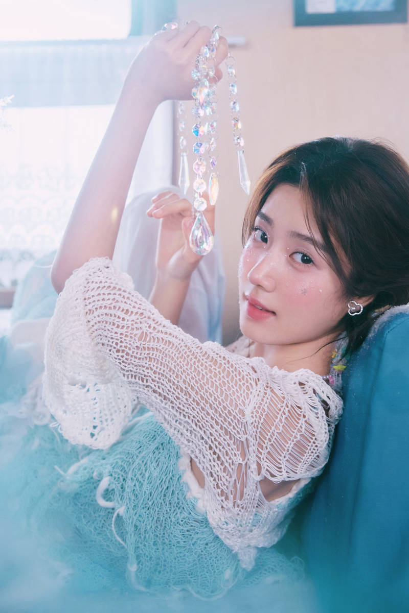 卢昱晓化身冰雪公主精致美丽 垂眸沉思显梦幻氛围