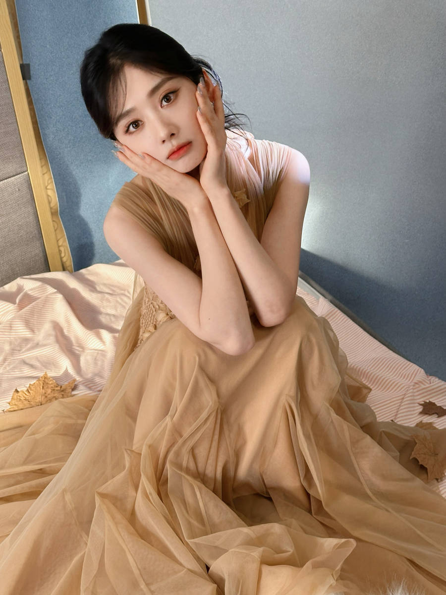 王影璐穿薄纱裙甜笑表情呆萌 乖巧伸懒腰似小猫咪