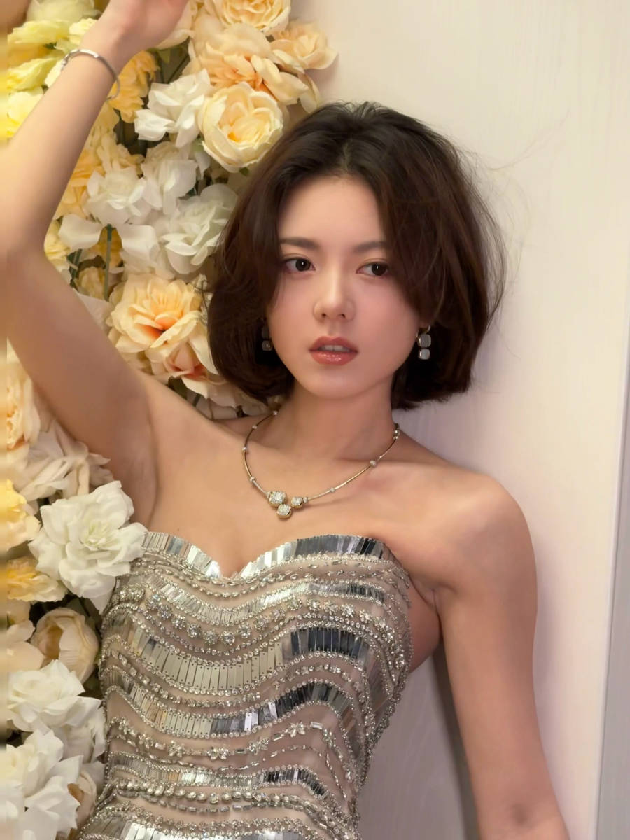 赵今麦抹胸露背裙身材凹凸有致 回眸浅笑又纯又欲