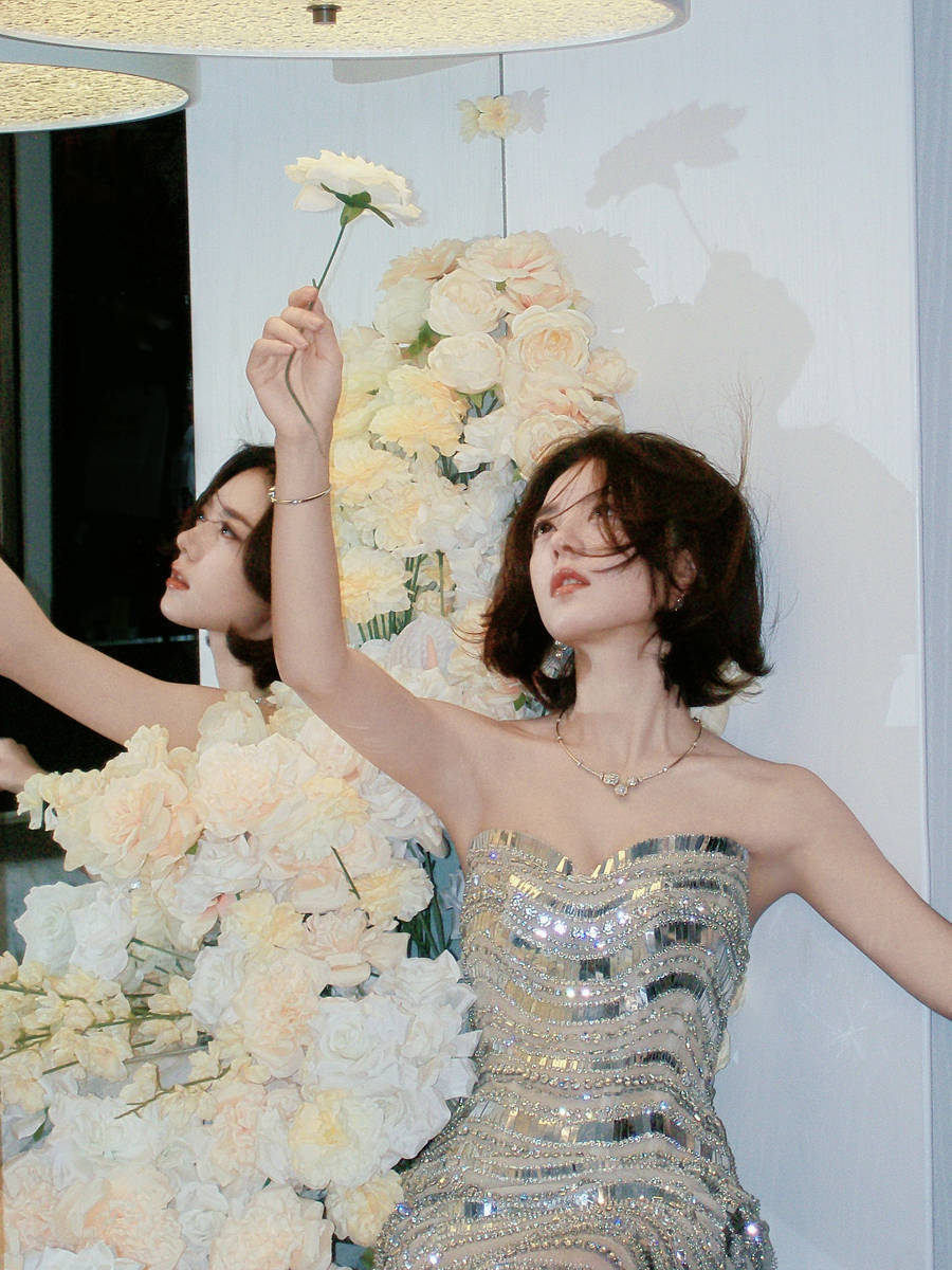 赵今麦抹胸露背裙身材凹凸有致 回眸浅笑又纯又欲