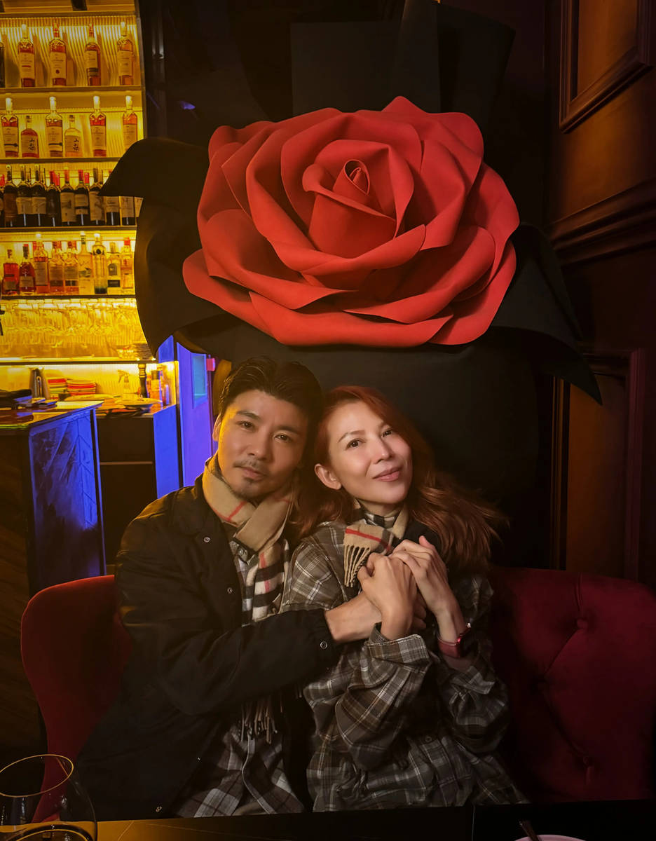 蔡少芬张晋庆祝结婚18周年 两人搞怪亲吻满脸幸福