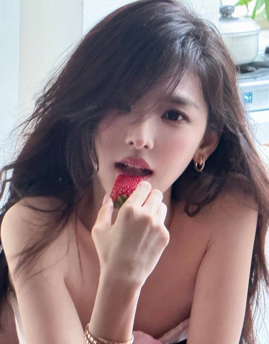 章若楠穿粉抹胸裙明媚娇俏 托脸沉思好似千禧公主