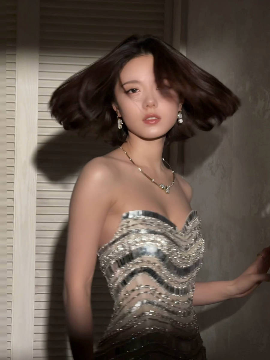 赵今麦抹胸露背裙身材凹凸有致 回眸浅笑又纯又欲