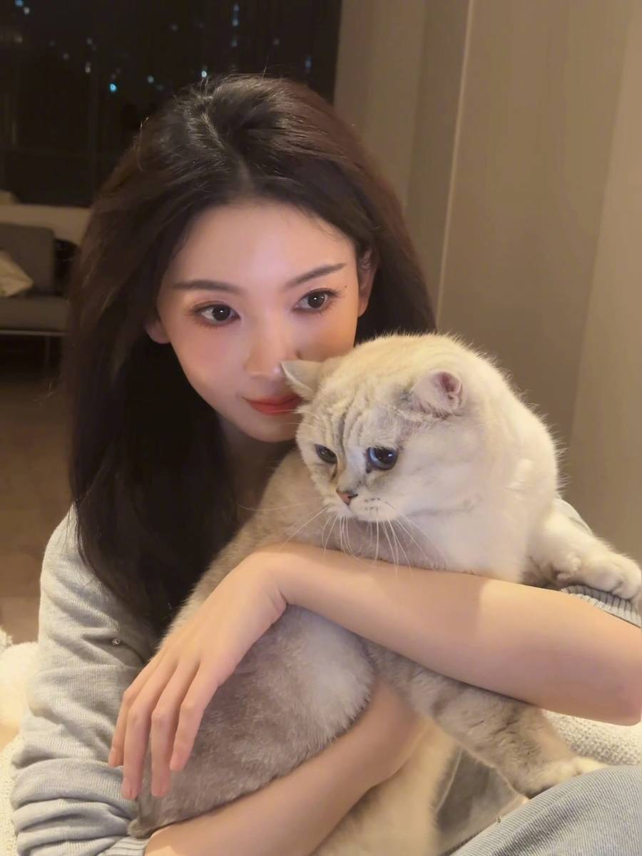 陈瑶晒居家美照！抱着猫咪自拍露温柔笑容可爱迷人