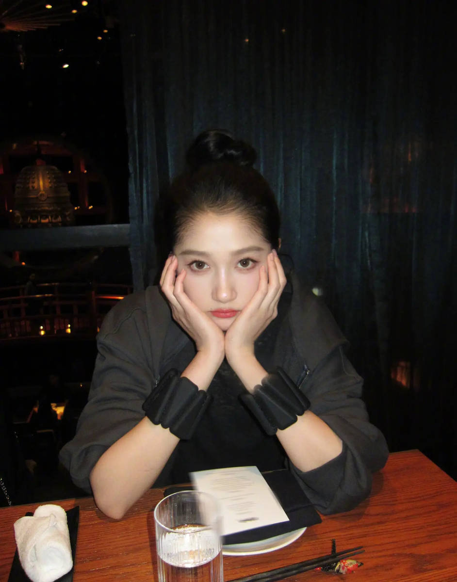 关晓彤更新美照！在新加坡边看风景边夜跑十分惬意