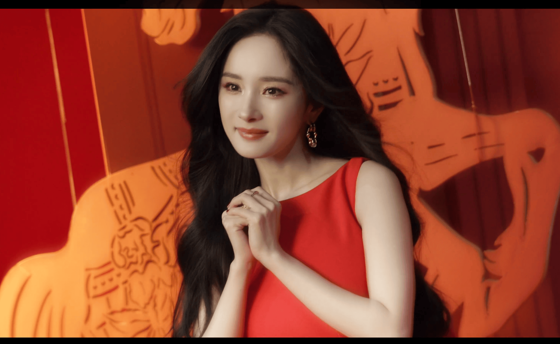 杨幂穿无袖裙明媚动人 双手抱拳送祝福喜气洋洋