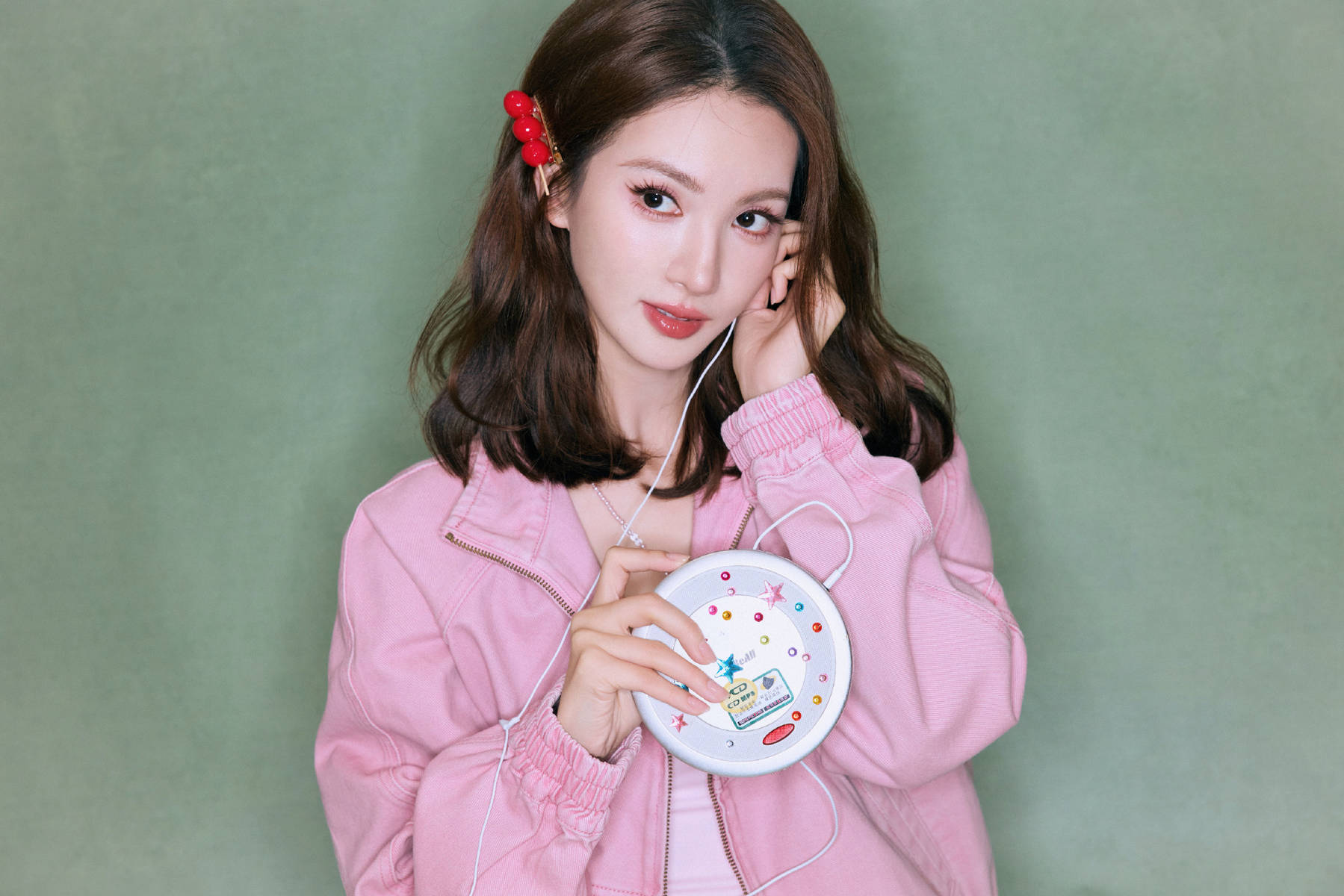 粉红色限定甜妹！金晨戴樱桃发夹元气又娇俏