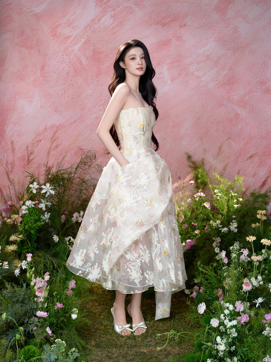 王楚然春日氛围感大片曝光！穿印花裙化身甜美少女