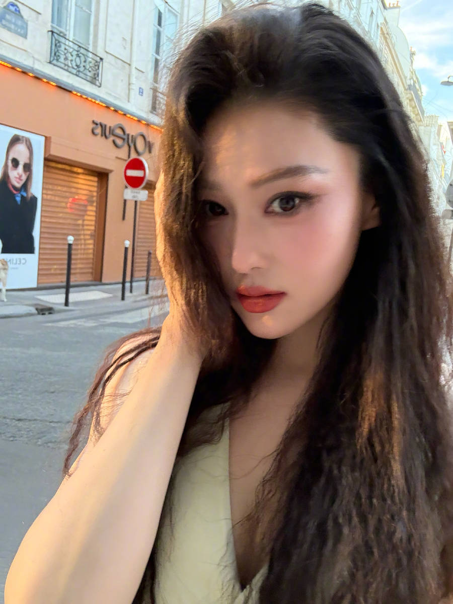 张馨予晒巴黎街拍美照 穿淡绿长裙清新靓丽身材好