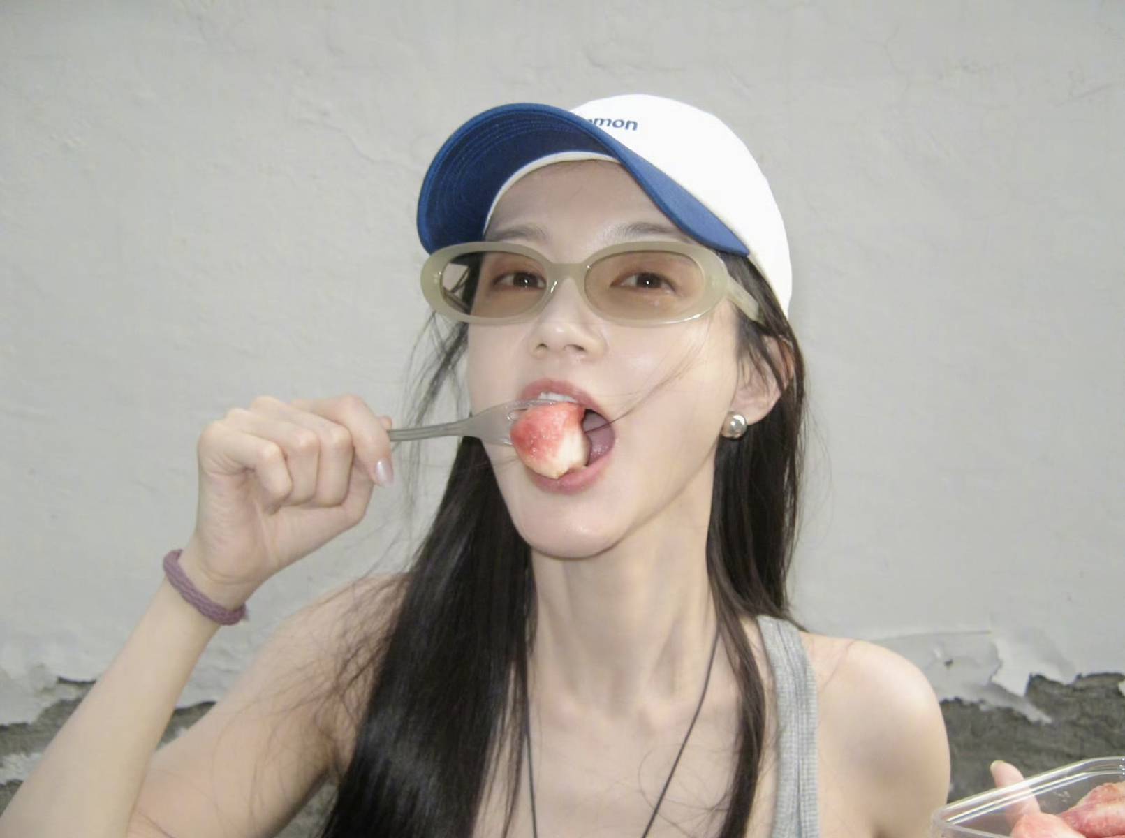 李一桐穿工装背心配阔腿裤 手臂肌肉线条清晰好看