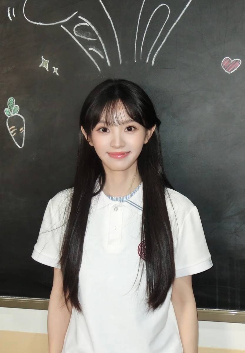 田曦薇穿白色校服化身软萌小兔 灵动俏皮元气满满
