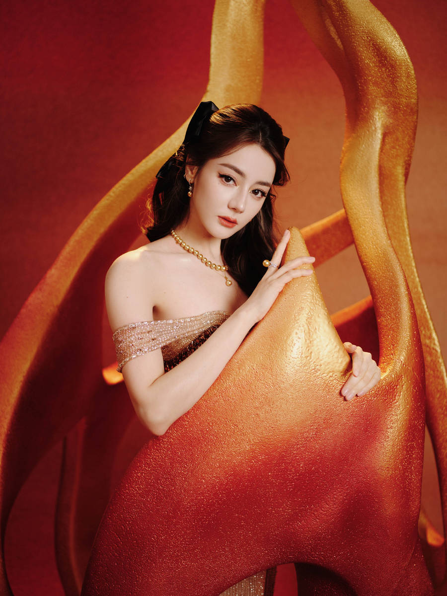 迪丽热巴最新写真曝光 美萌猫猫头造型可爱养眼