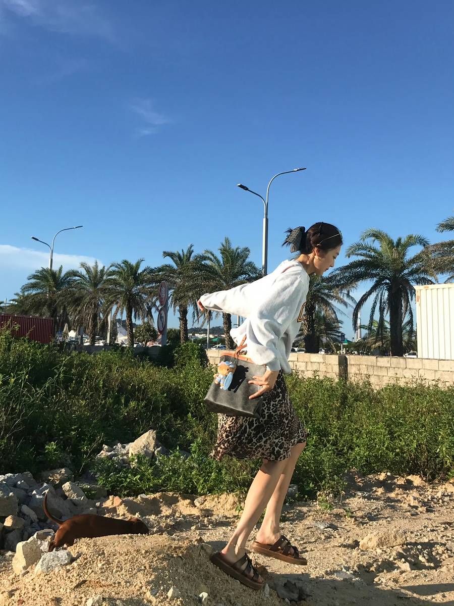 孙千穿灰色卫衣配豹纹半裙 松弛随性元气满满
