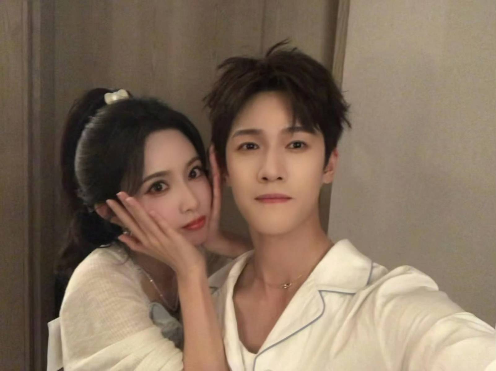 孟子义李昀锐居家情侣自拍 亲昵甜蜜氛围感十足