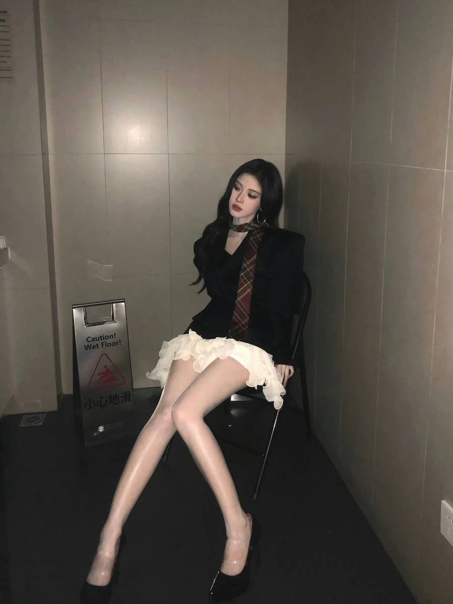 鞠婧祎穿黑西装搭白短裙 双腿又细又长酷飒吸睛