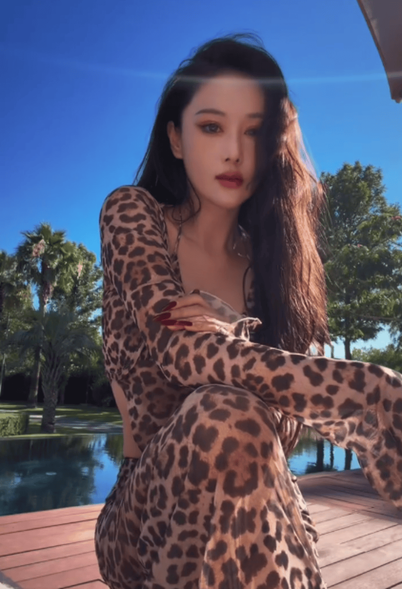 张馨予穿豹纹连衣裙度假 妩媚撩人身材火辣