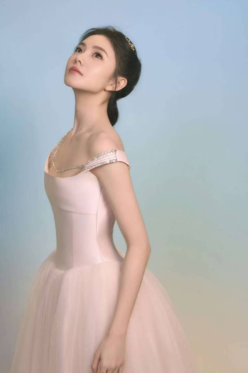 刘浩存穿蓬蓬裙戴珍珠发箍 温柔灵动少女感拉满