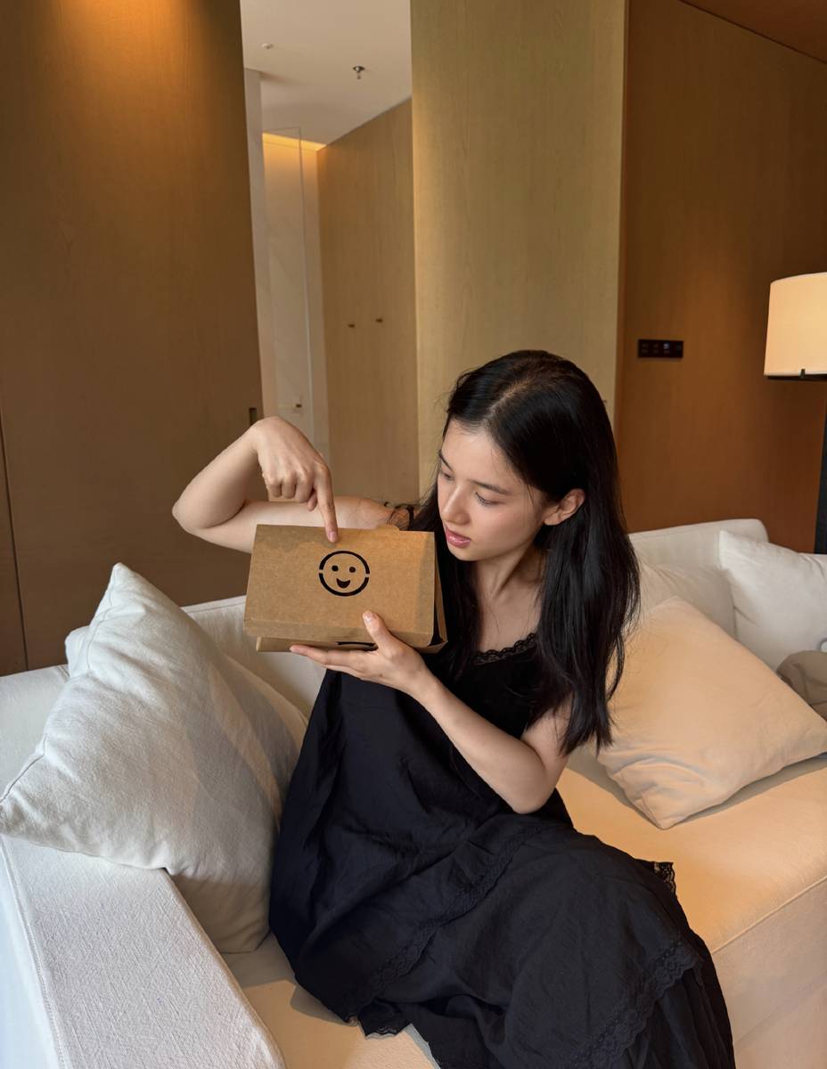 张婧仪穿黑色蕾丝吊带长裙 慵懒松弛温柔又清甜