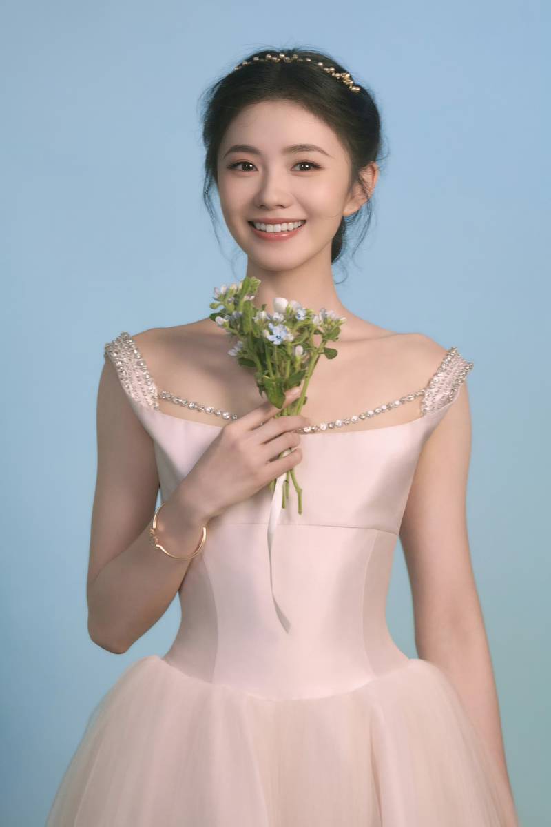 刘浩存穿蓬蓬裙戴珍珠发箍 温柔灵动少女感拉满