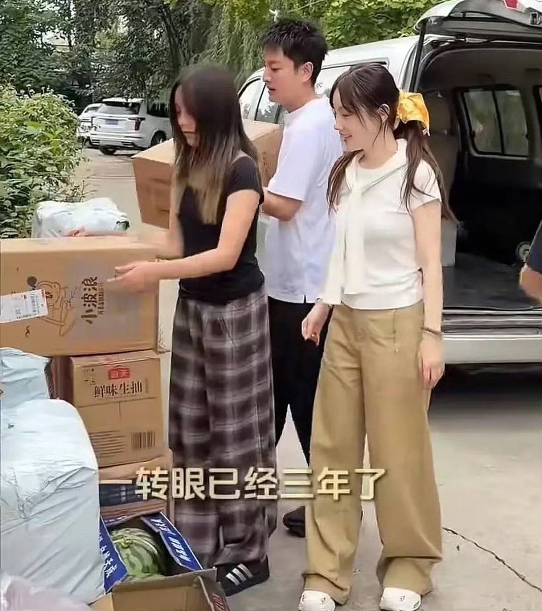 贾乃亮李小璐一家三口做公益 为脑瘫儿童送物资