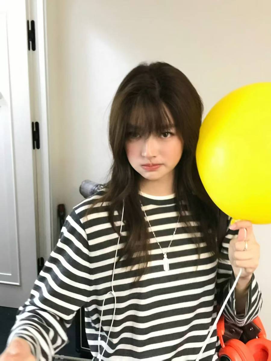 徐若晗穿条纹衫 齐刘海造型元气软萌少女感拉满
