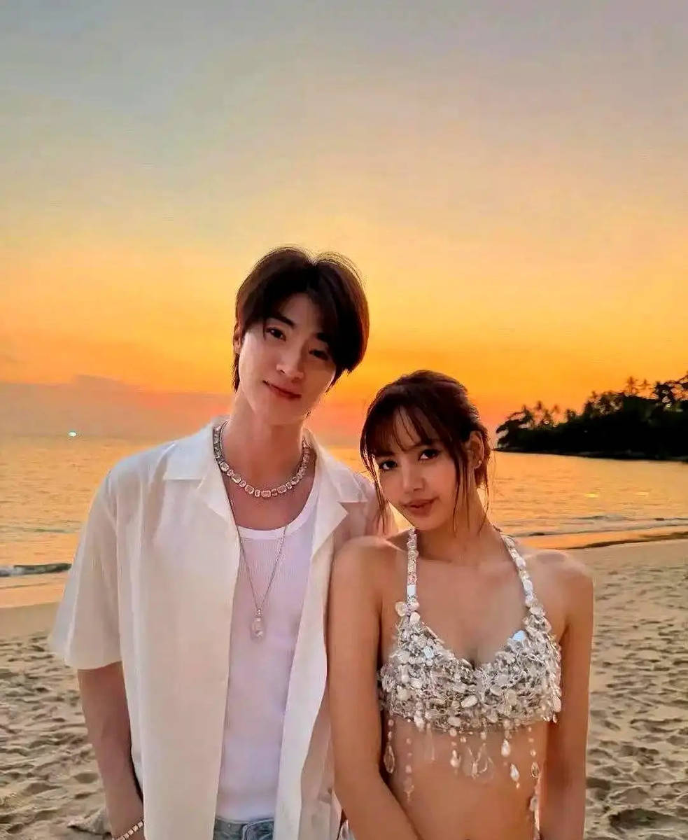 Lisa和泰星Blue逛街被偶遇 挽手走路引发恋情猜测
