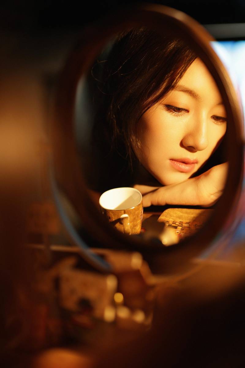 李兰迪身着花纹针织开衫 甜美元气慵懒治愈