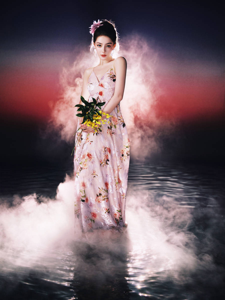 迪丽热巴化身性感花仙子 穿吊带裙勾勒曼妙身姿