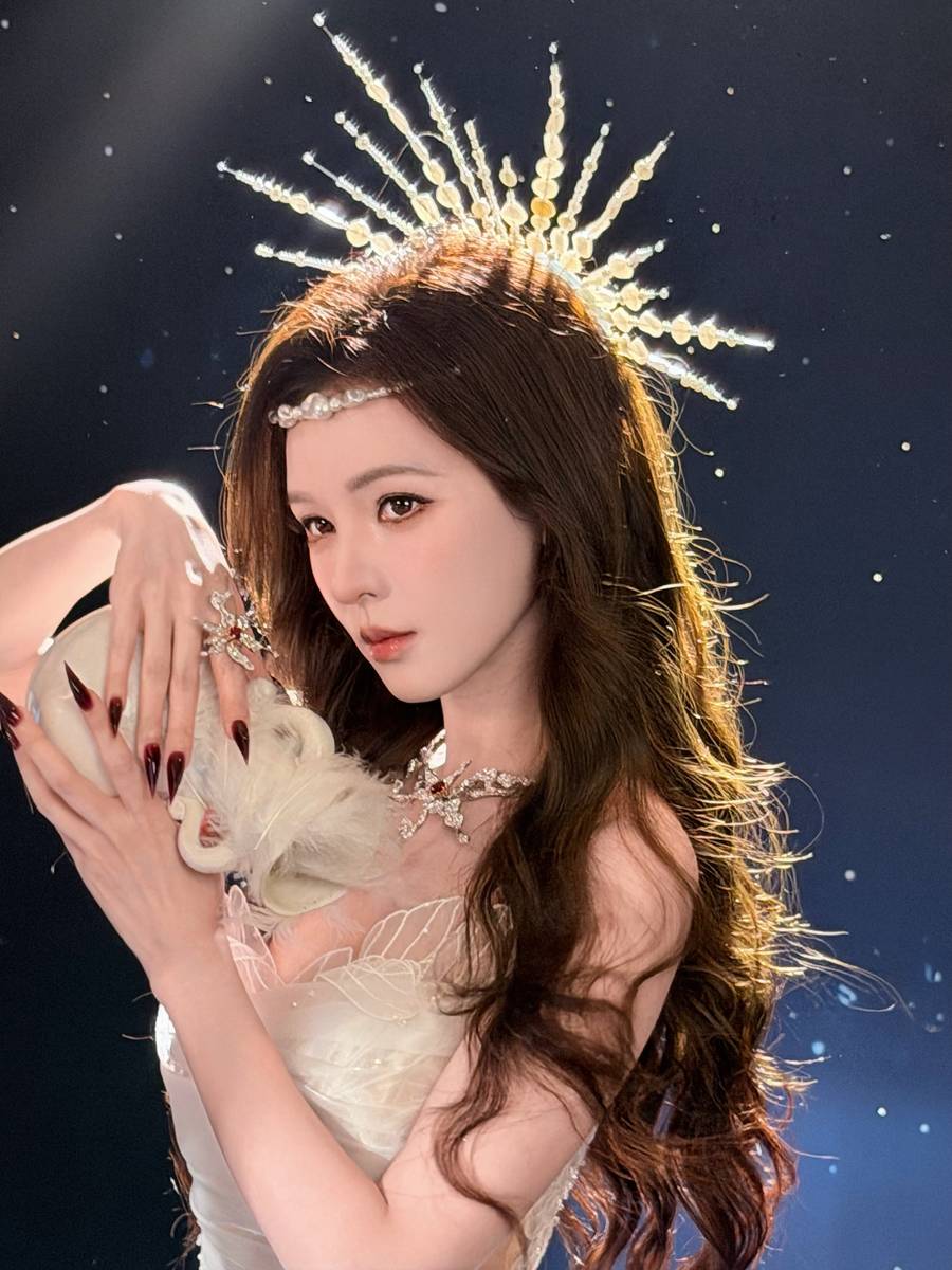 张予曦穿白色长裙化身异域神女 手持法杖清冷迷人