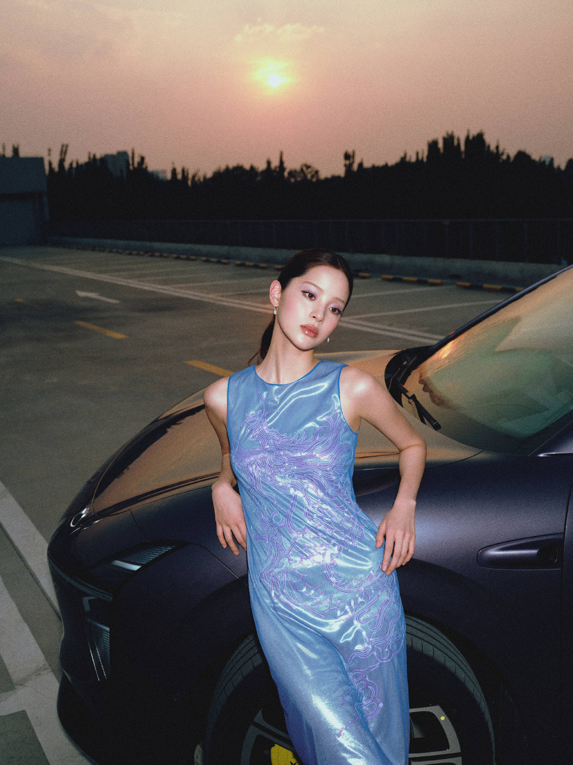 欧阳娜娜化身性感车模 穿蓝色连衣裙展露曼妙身姿