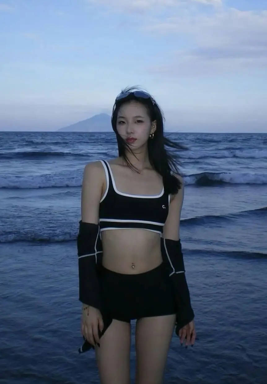 小S大女儿比基尼照曝光！露光滑美背侧颜柔美迷人