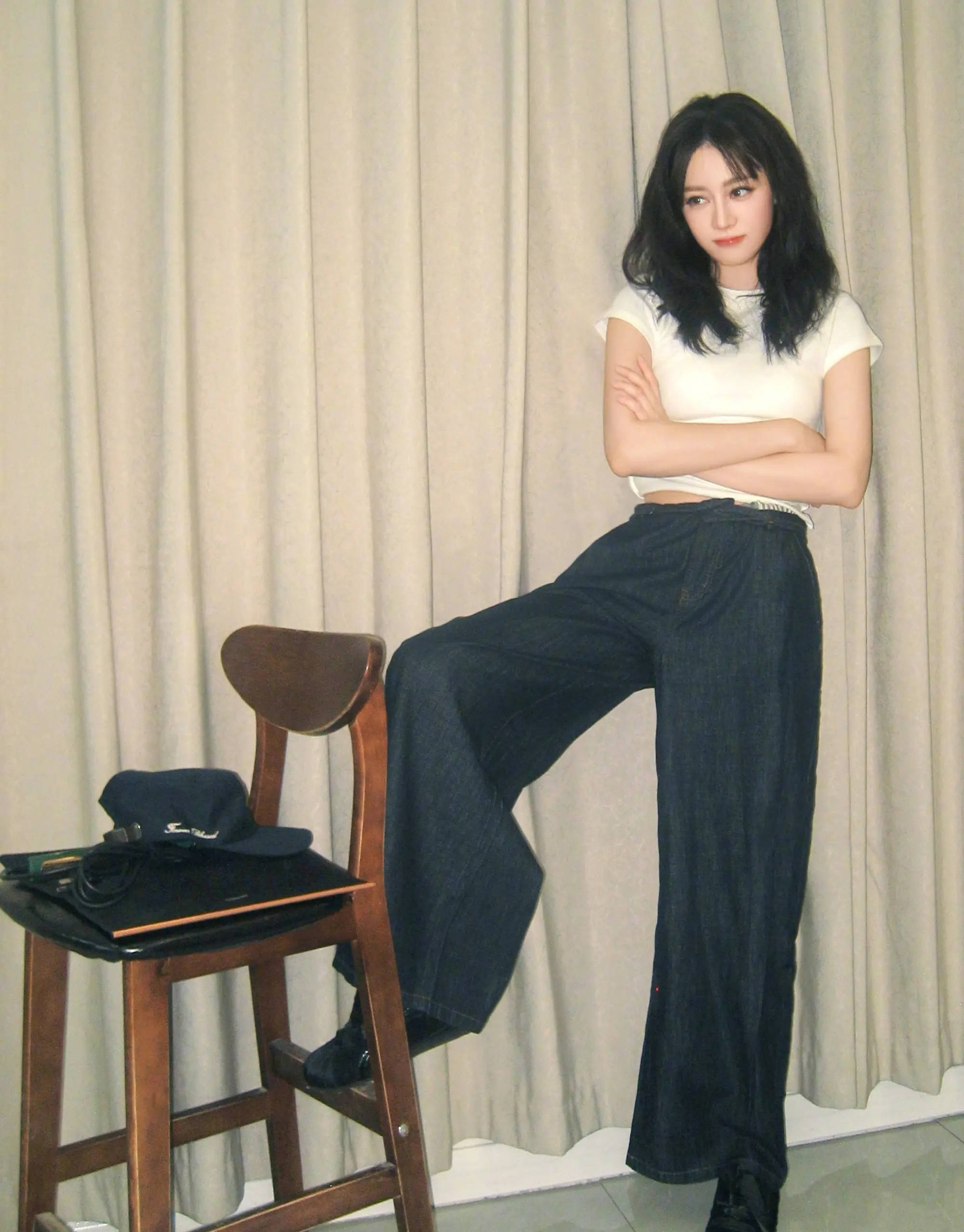 迪丽热巴更新美照 穿白色T恤化身元气少女活力满满