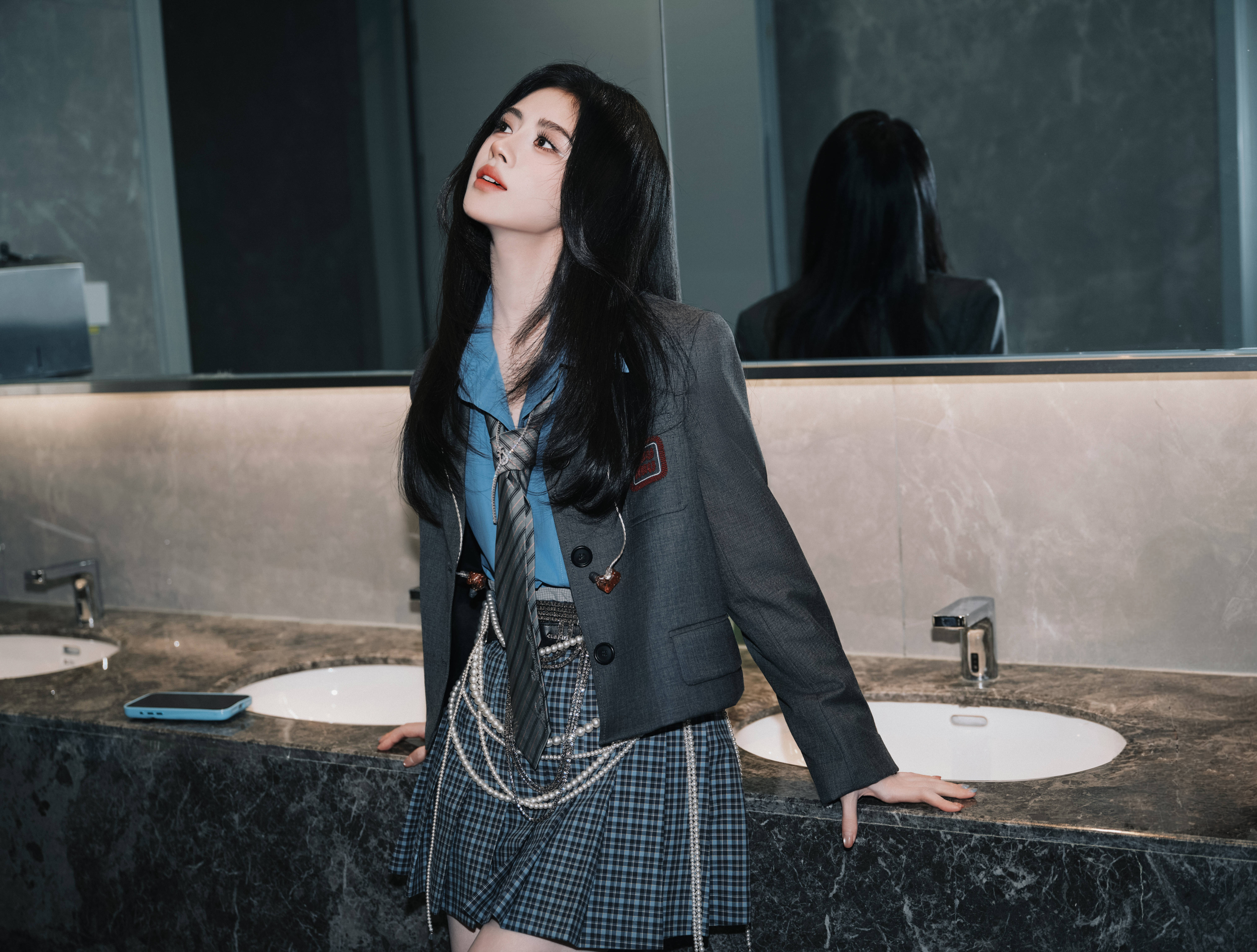 鞠婧祎穿制服短裙露出纤细美腿 眼神撩人热辣纯真