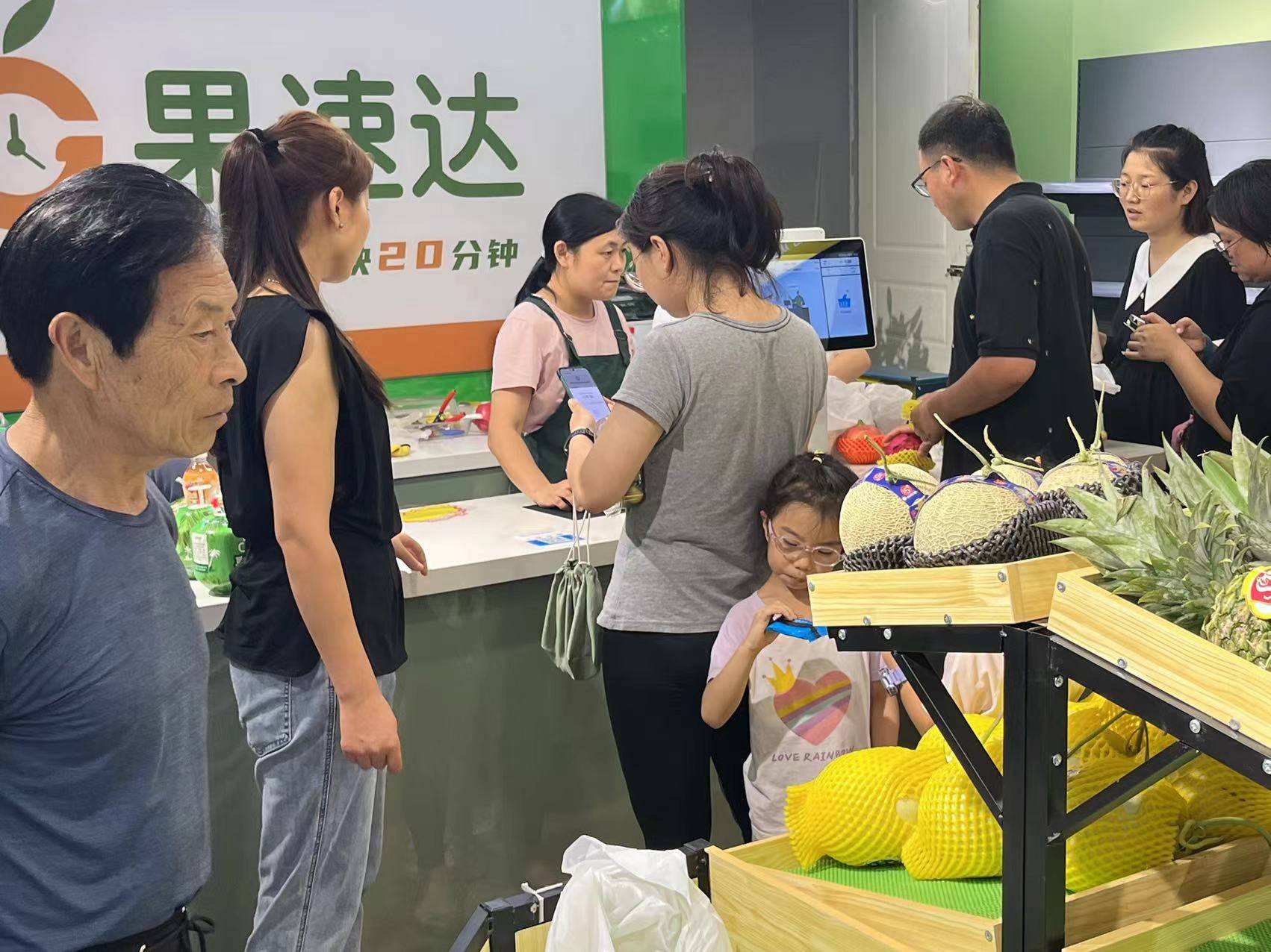 果速达团队针对节日及顾客消费特点，从产品选品、打包陈列、推广、渠道