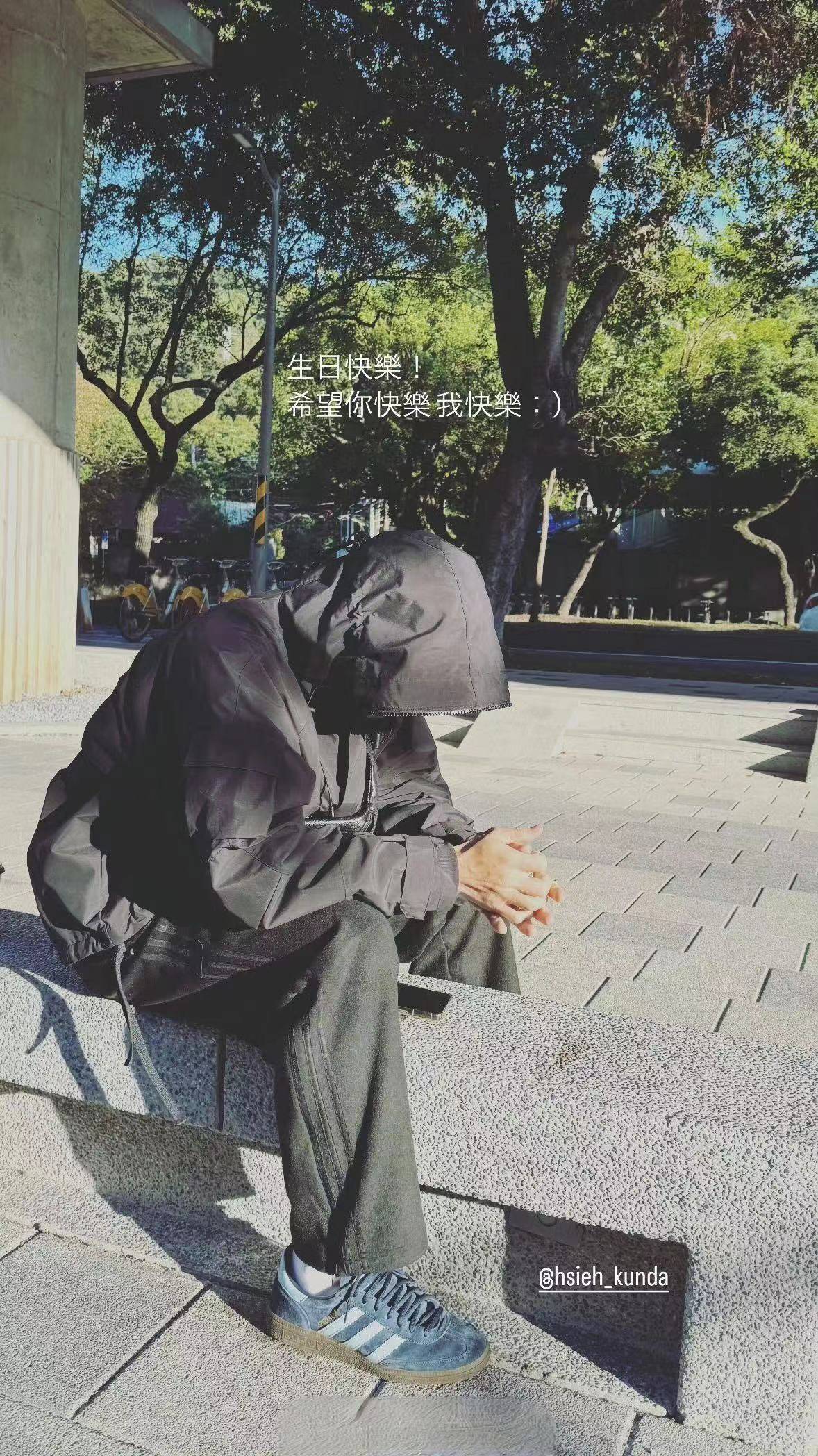 原创柯佳嬿甜蜜发文庆老公坤达生日，夫妻互动显恩爱，网友直呼：文青夫妇太甜了！