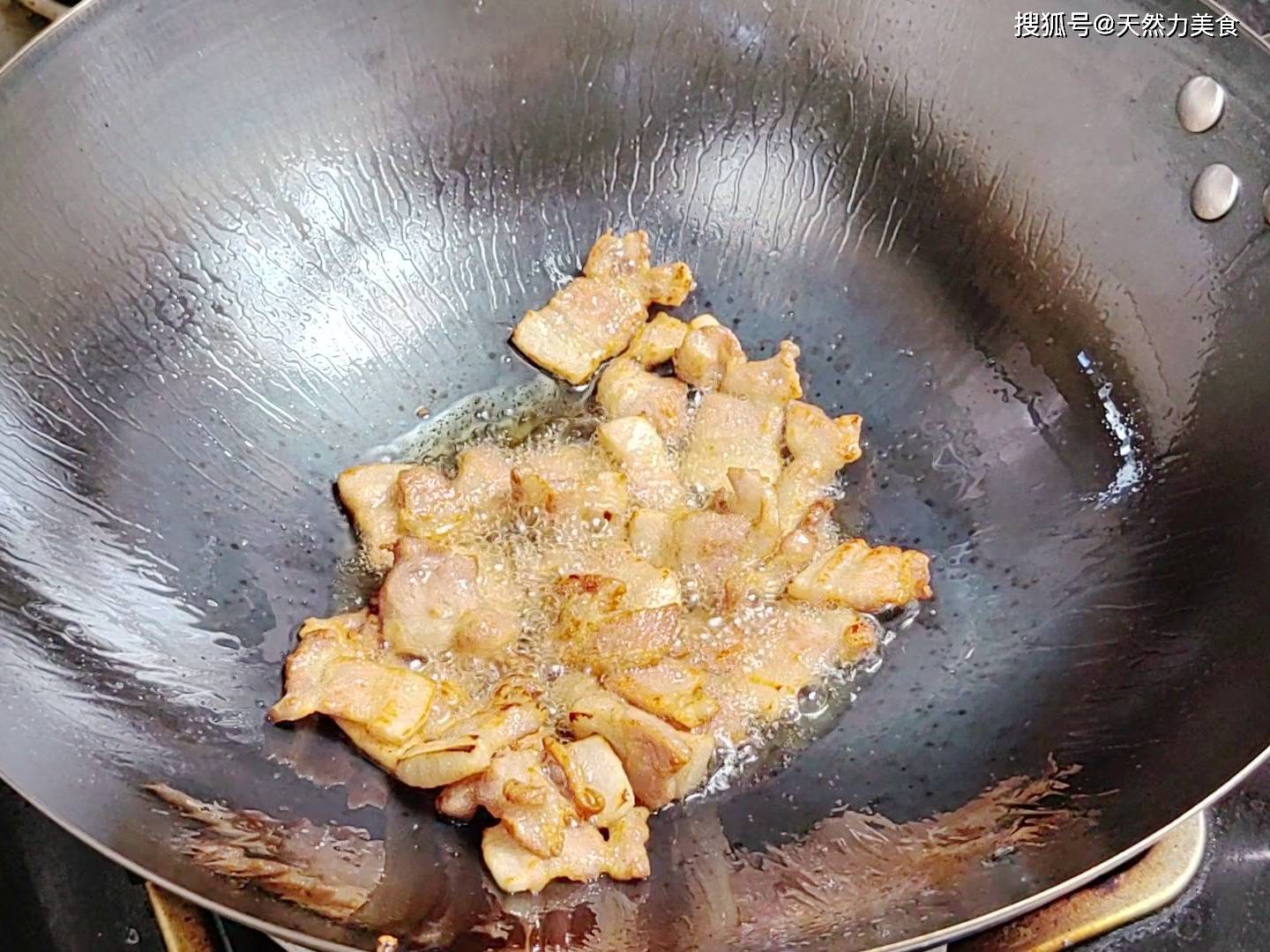 香菇炒肉美味好吃的做法，成菜后口感嫩滑，鲜香味浓，全家抢着吃