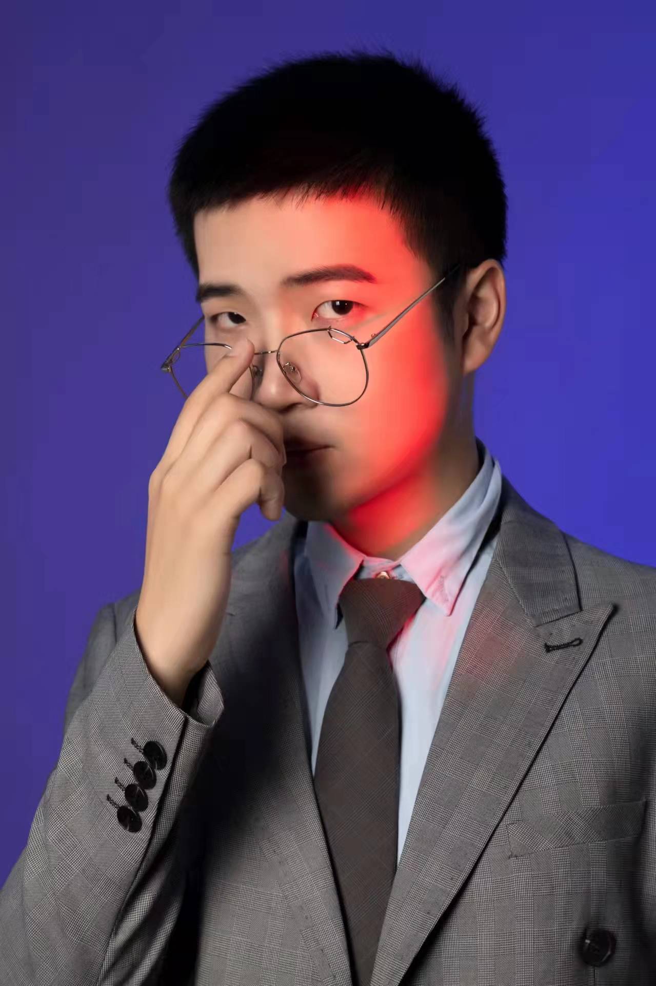 阿君老师推崇的是一种全面的生活方式，涵盖饮食、作息、运动等多个方面，这些都是他护肤理念的关键部分。