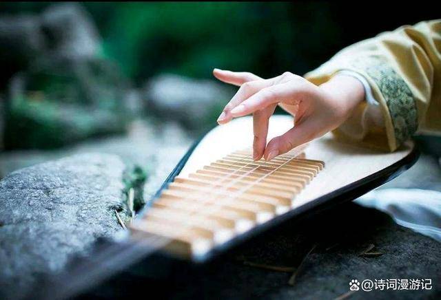 ：若言琴上有琴声，放在匣中何不鸣；若言声在指头上，何不于君指上听？ 大意为：如果说琴声发于琴上，那么