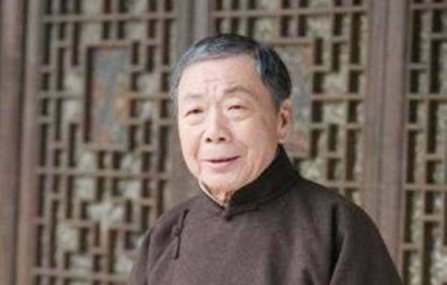 “燕赤霞”午马葬礼：成龙、洪金宝扶灵，刘晓庆献上花圈以示哀思