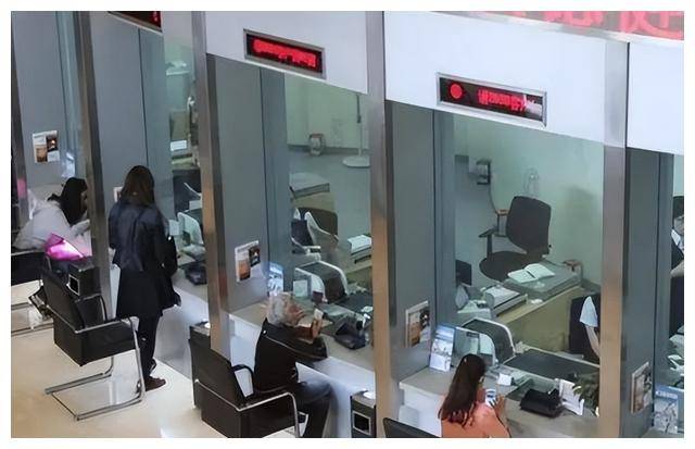 闹大了！男子银行存钱被问用途，当场要注销卡，柜员回应亮了