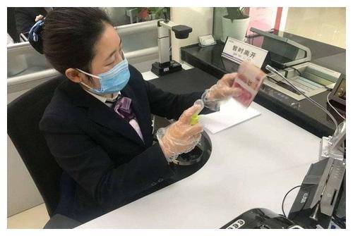 银行每天那么多客户，他们会监控每个客户的现金流水吗？答案来了