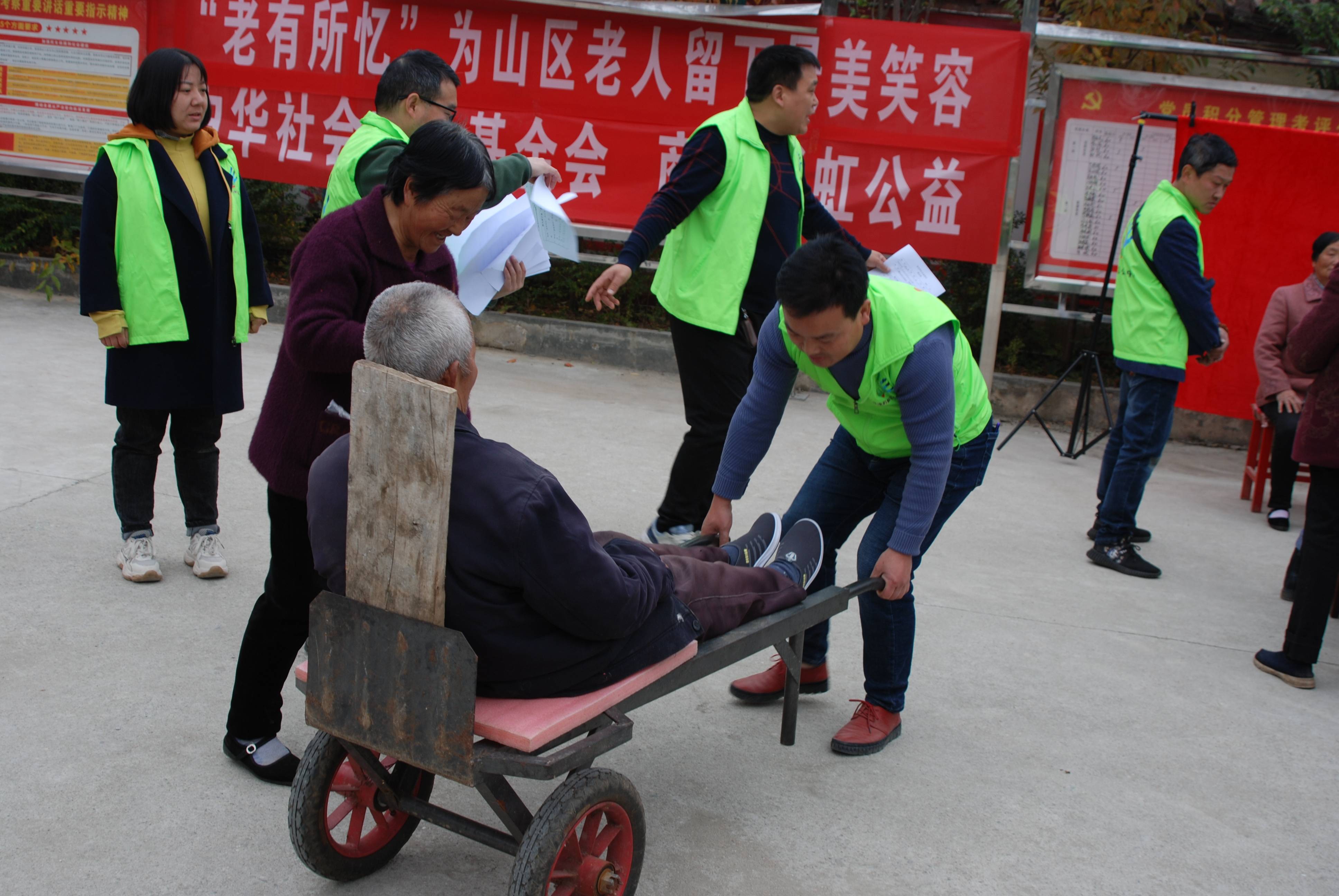 在大山里，他们笑着与自己的遗照合影