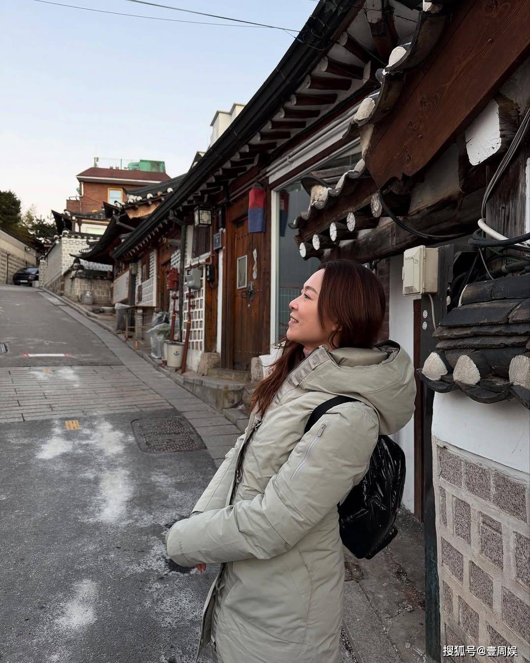 郭晋安前妻跟女儿去韩国旅游，母女在街头品尝美食，失婚半年走出阴霾