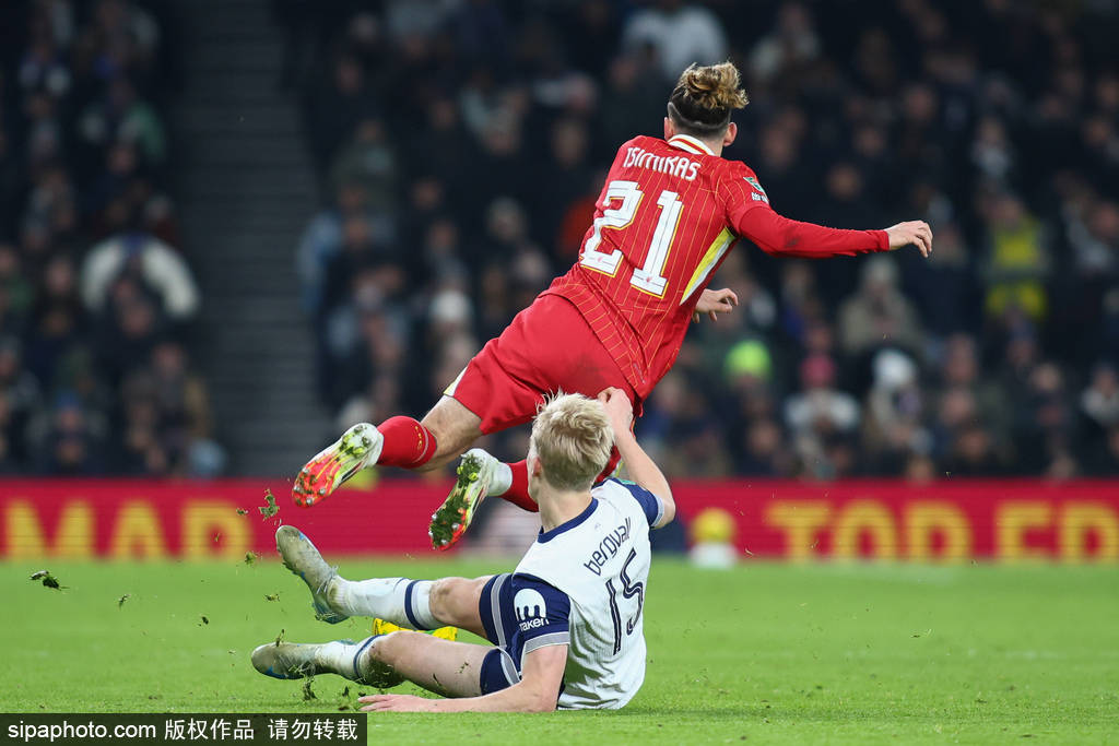 詹俊：贝里瓦尔理应染红 四线难专注斯洛特轮换幅度不够