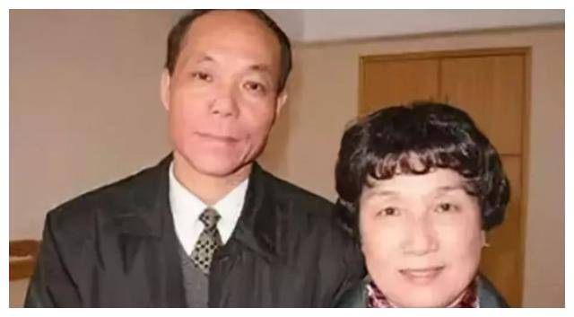 毛主席身边的金童玉女12年后结为夫妻一张照片促成一段姻缘红领巾图片