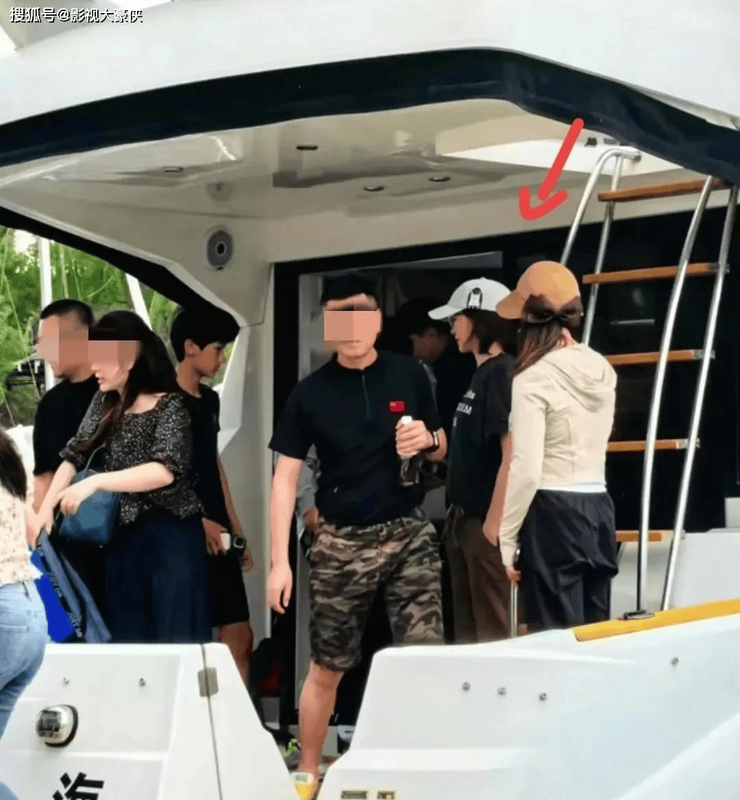 51岁董卿带孩子五一游苏州！素颜出镜气质很好，央视风范不减当年